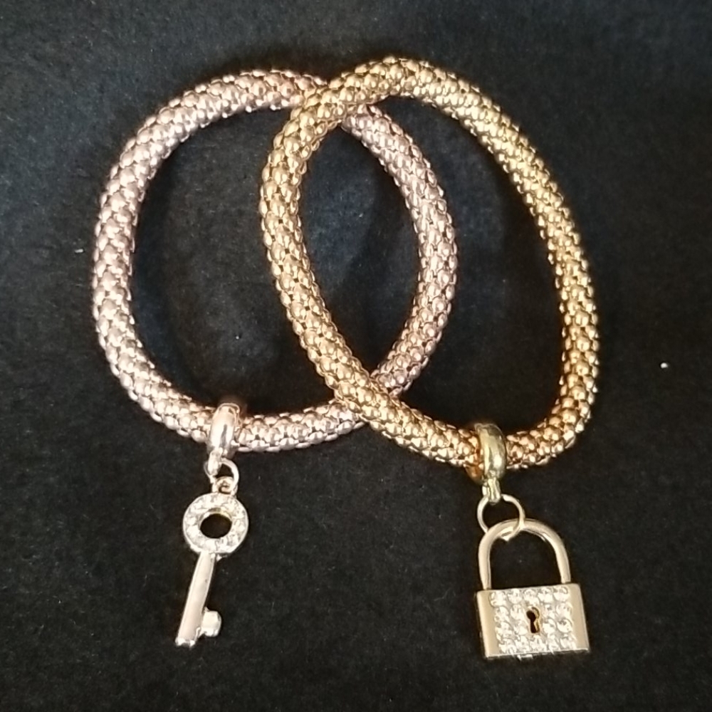 Set up two gold bracelets